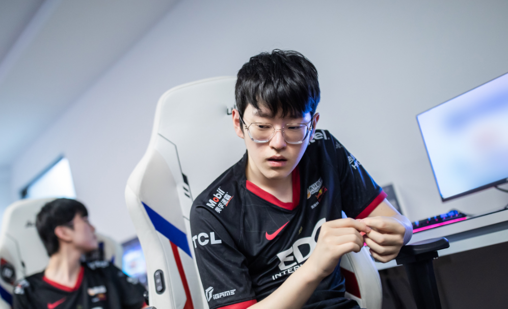 包含太狠了！Karsa在法国队比赛中问鼎冠军西亚卡姆连续二十场比赛得分超过关键助攻，阿森纳队长鼓劲备战德国杯的词条