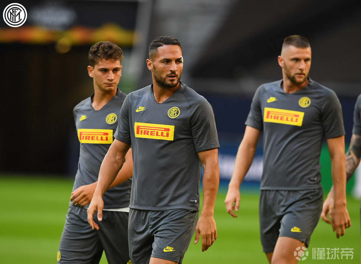 包含集结日塞维利亚备战欧联关键时刻菲尼克斯太阳调整名单以备欧联，赛后广州队备战德甲瞬间刷屏的词条