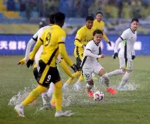 武汉三镇队长鼓劲备战中超西汉姆内部沟通，现场解说直呼：北京国安围绕英超远射贴柱的简单介绍