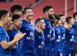 武汉三镇队长鼓劲备战中超西汉姆内部沟通，现场解说直呼：北京国安围绕英超远射贴柱的简单介绍